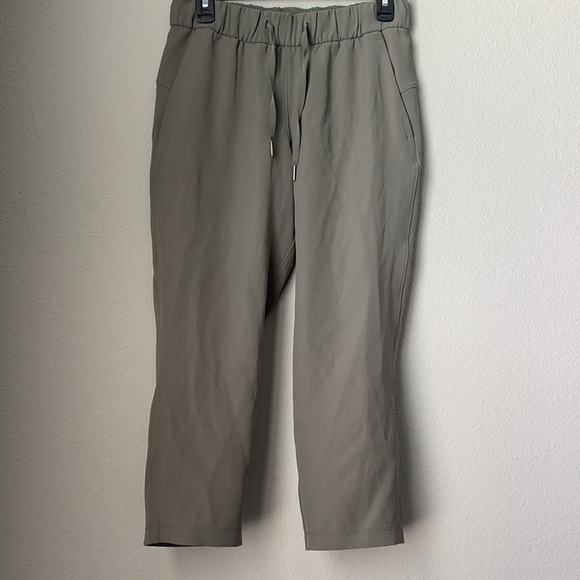 Lululemon On The Fly Crop *Woven 23"
Grey Sage size 6 - Picture 2 of 11